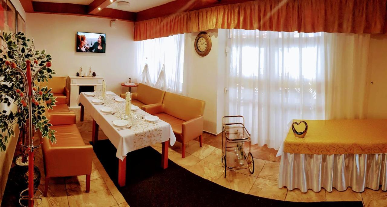 Agrohotel Tri Brezy Hrustin Bagian luar foto