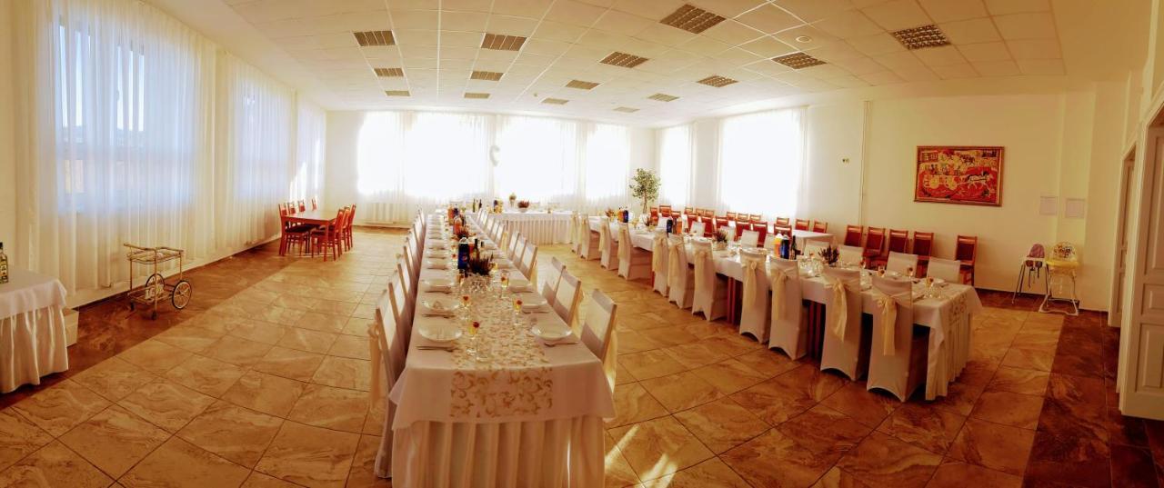 Agrohotel Tri Brezy Hrustin Bagian luar foto