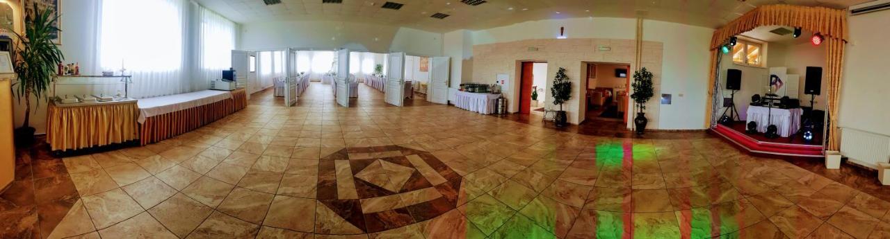 Agrohotel Tri Brezy Hrustin Bagian luar foto