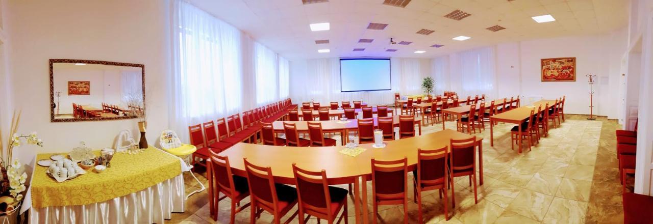 Agrohotel Tri Brezy Hrustin Bagian luar foto