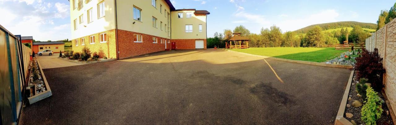 Agrohotel Tri Brezy Hrustin Bagian luar foto