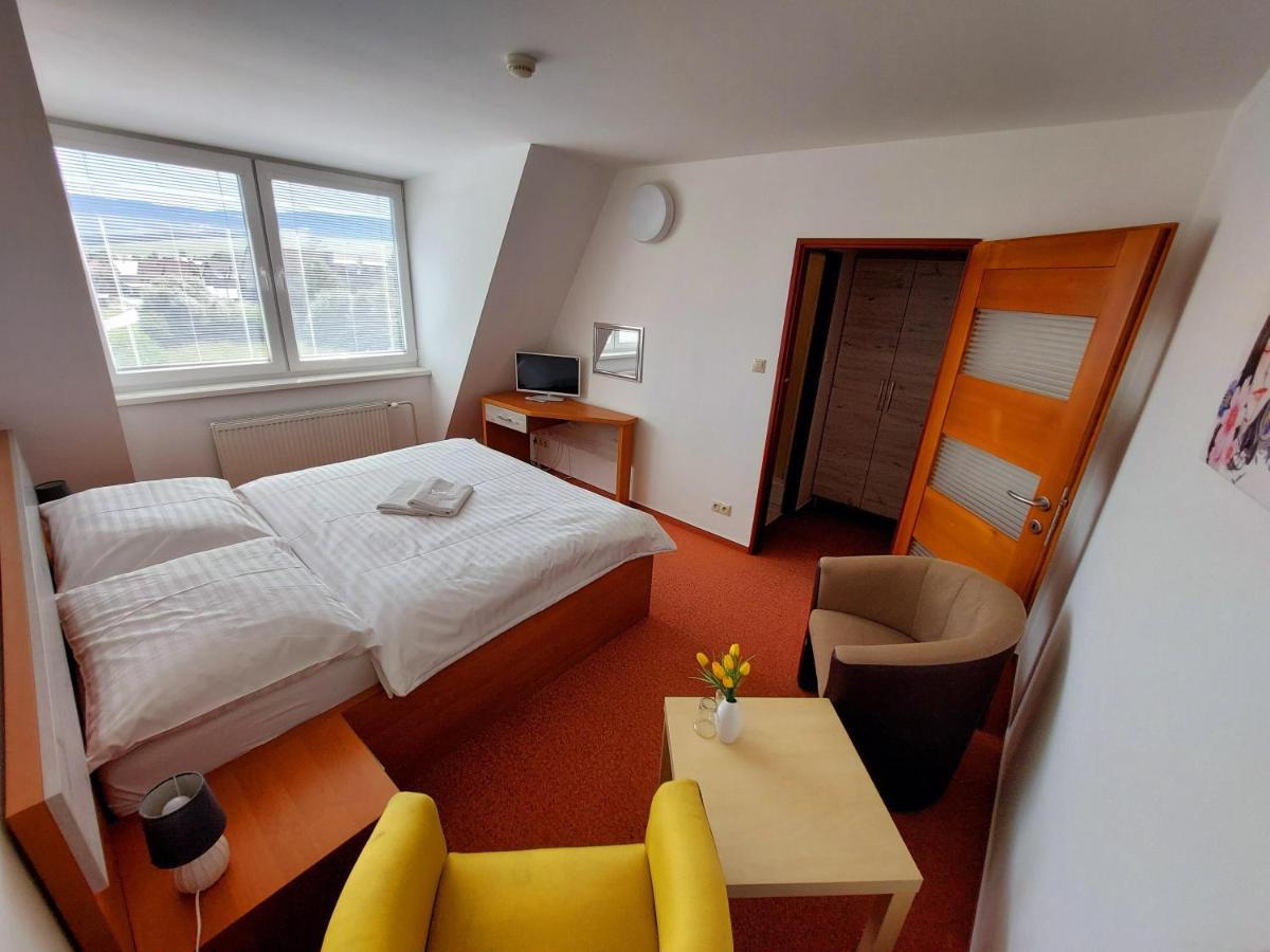 Agrohotel Tri Brezy Hrustin Bagian luar foto