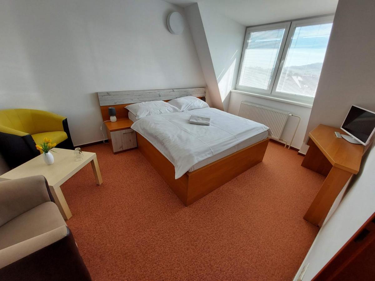 Agrohotel Tri Brezy Hrustin Bagian luar foto