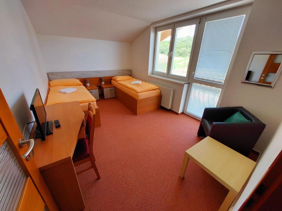 Agrohotel Tri Brezy Hrustin Bagian luar foto
