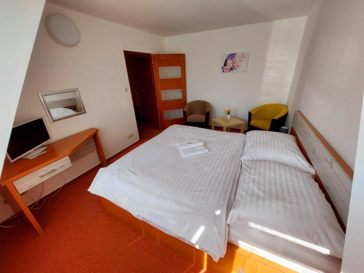 Agrohotel Tri Brezy Hrustin Bagian luar foto