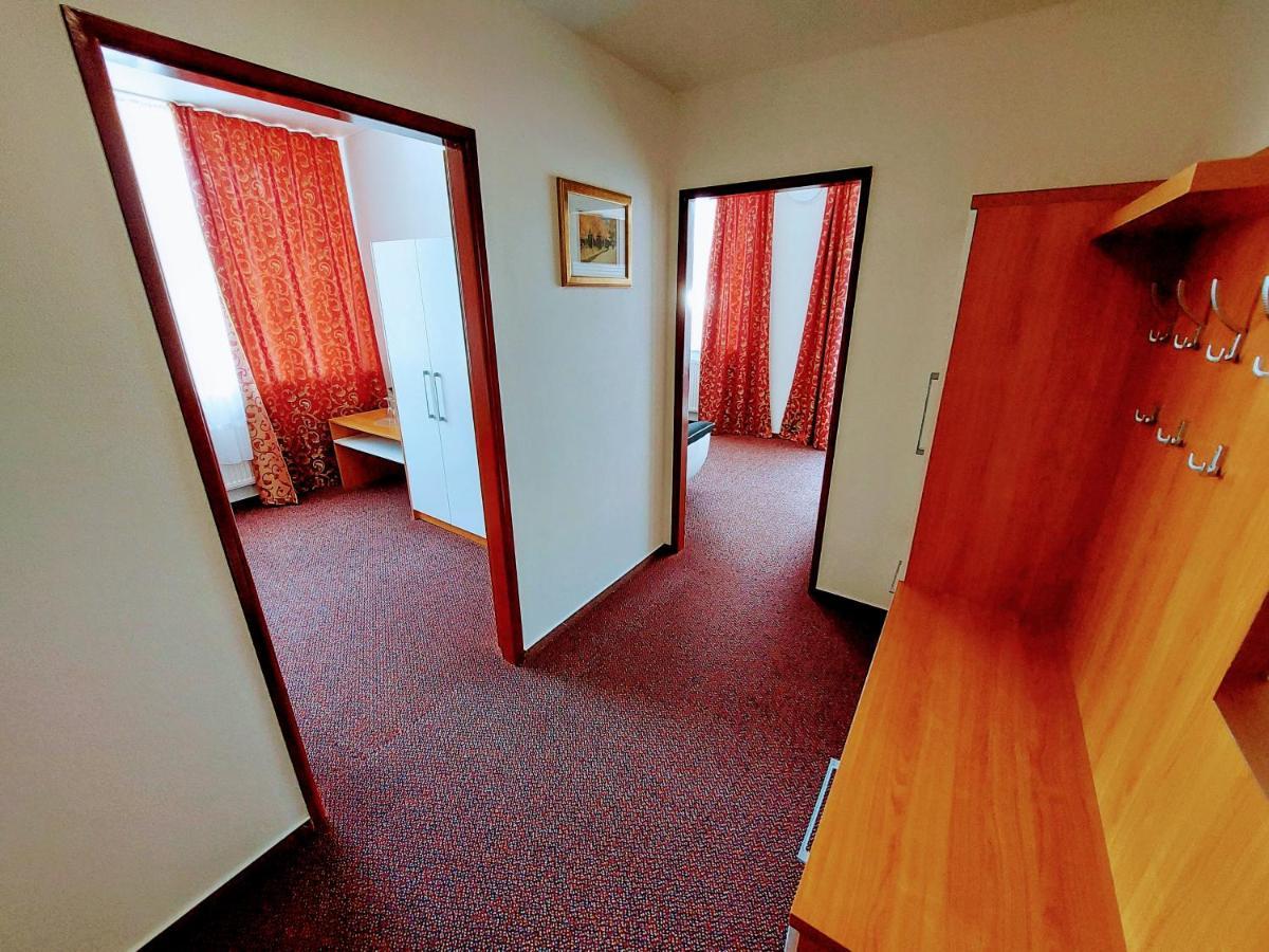 Agrohotel Tri Brezy Hrustin Bagian luar foto