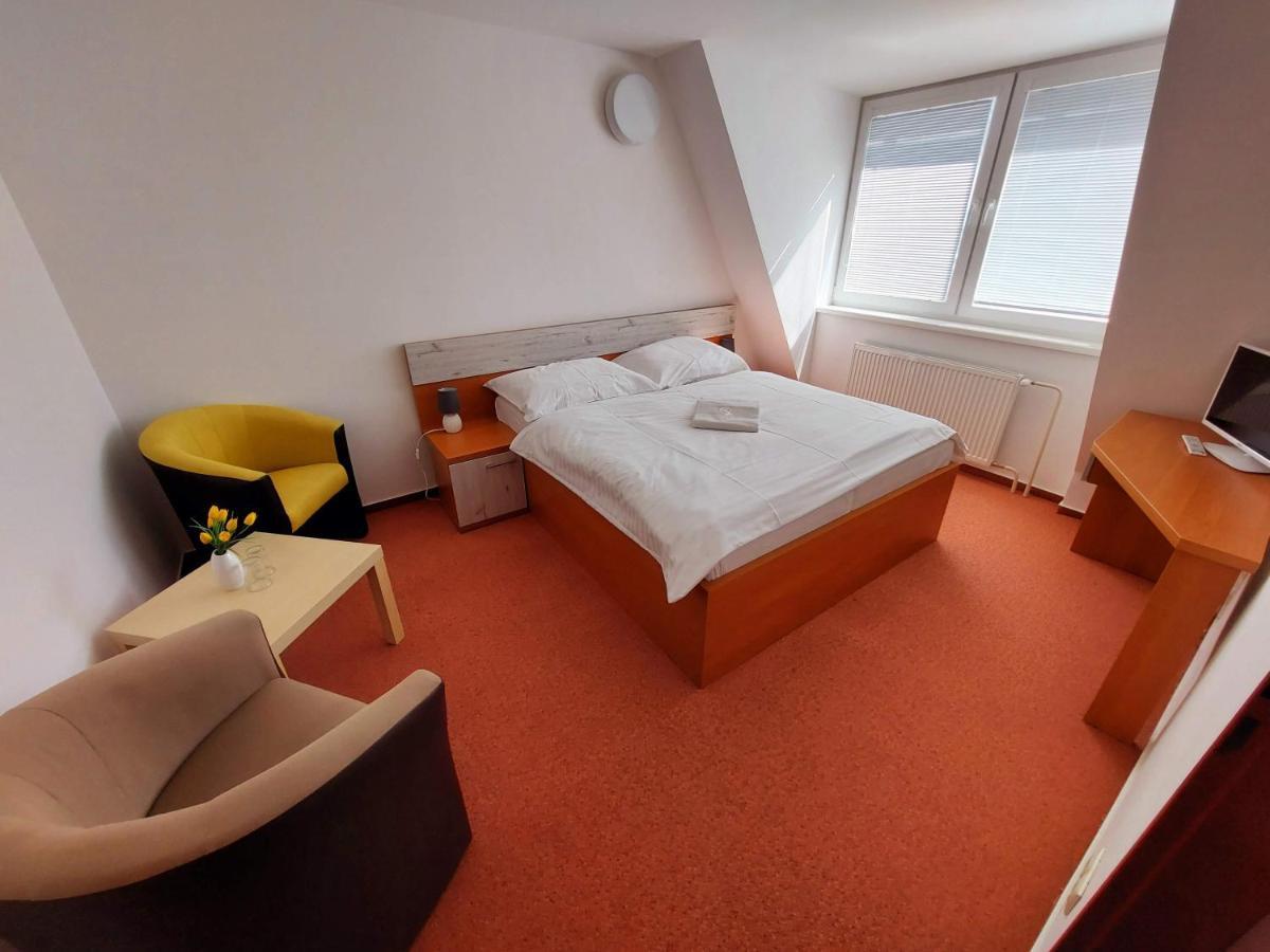 Agrohotel Tri Brezy Hrustin Bagian luar foto