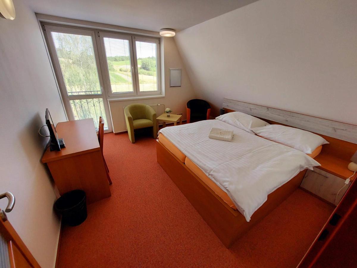 Agrohotel Tri Brezy Hrustin Bagian luar foto