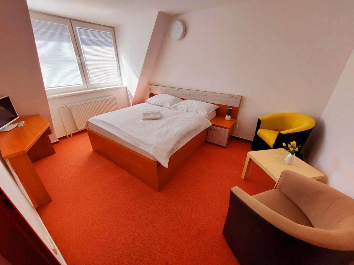 Agrohotel Tri Brezy Hrustin Bagian luar foto