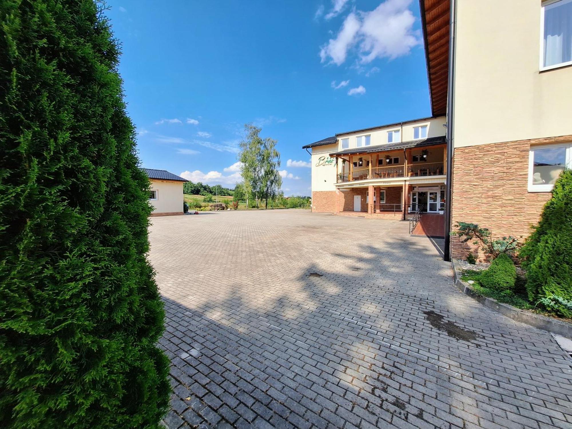 Agrohotel Tri Brezy Hrustin Bagian luar foto