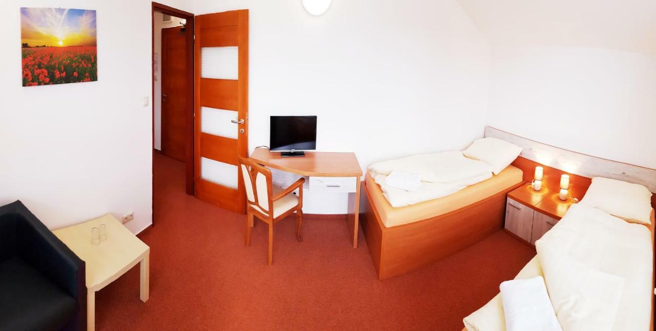 Agrohotel Tri Brezy Hrustin Bagian luar foto
