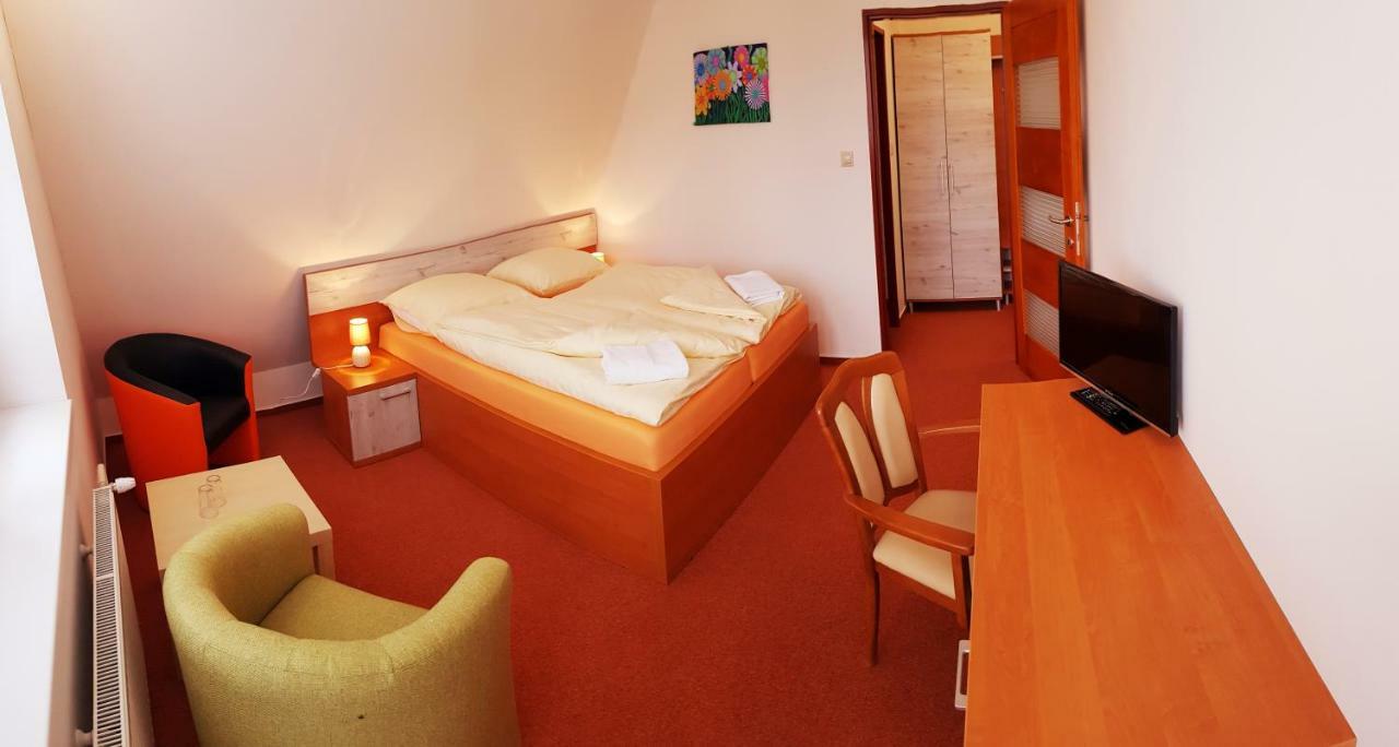 Agrohotel Tri Brezy Hrustin Bagian luar foto