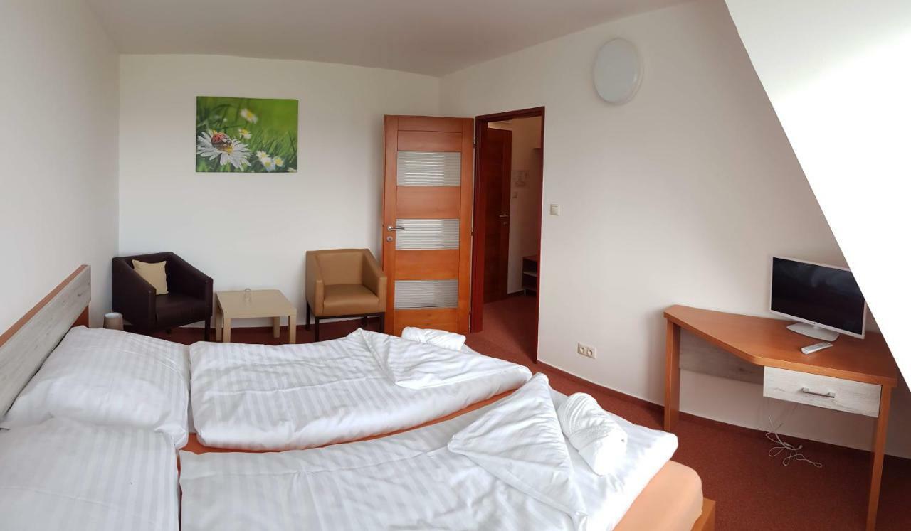 Agrohotel Tri Brezy Hrustin Bagian luar foto