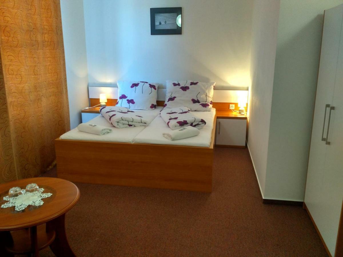 Agrohotel Tri Brezy Hrustin Bagian luar foto