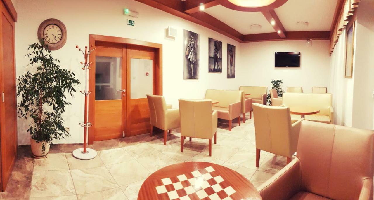 Agrohotel Tri Brezy Hrustin Bagian luar foto