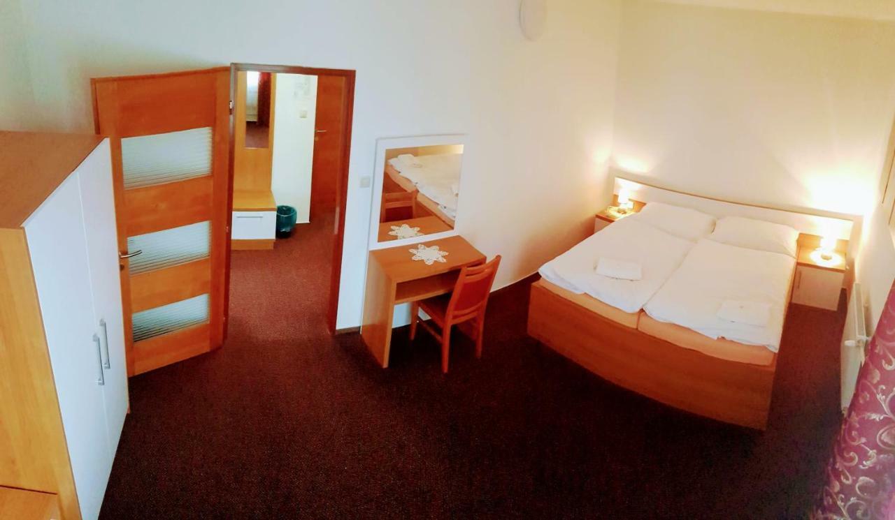 Agrohotel Tri Brezy Hrustin Bagian luar foto
