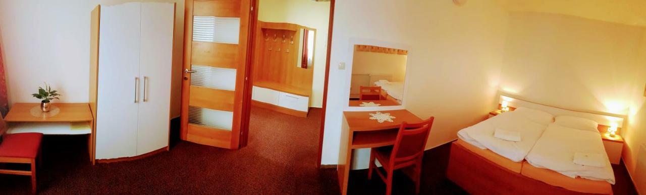 Agrohotel Tri Brezy Hrustin Bagian luar foto