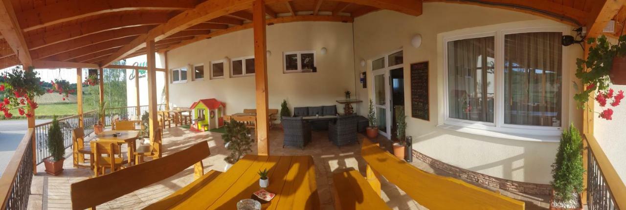 Agrohotel Tri Brezy Hrustin Bagian luar foto