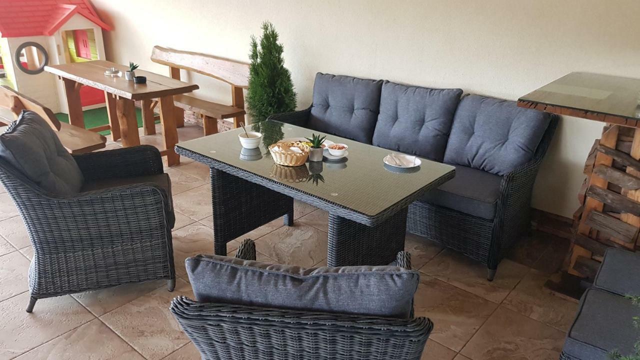 Agrohotel Tri Brezy Hrustin Bagian luar foto