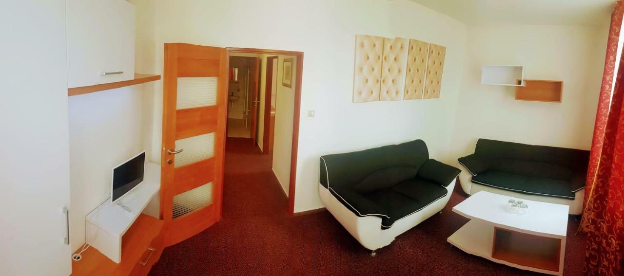 Agrohotel Tri Brezy Hrustin Bagian luar foto