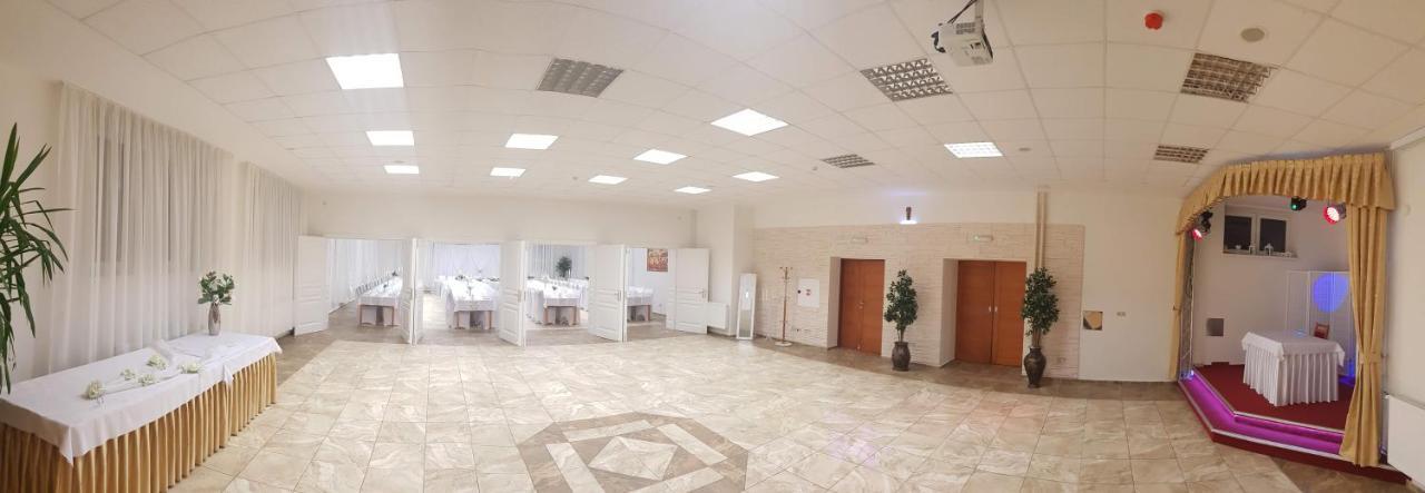 Agrohotel Tri Brezy Hrustin Bagian luar foto